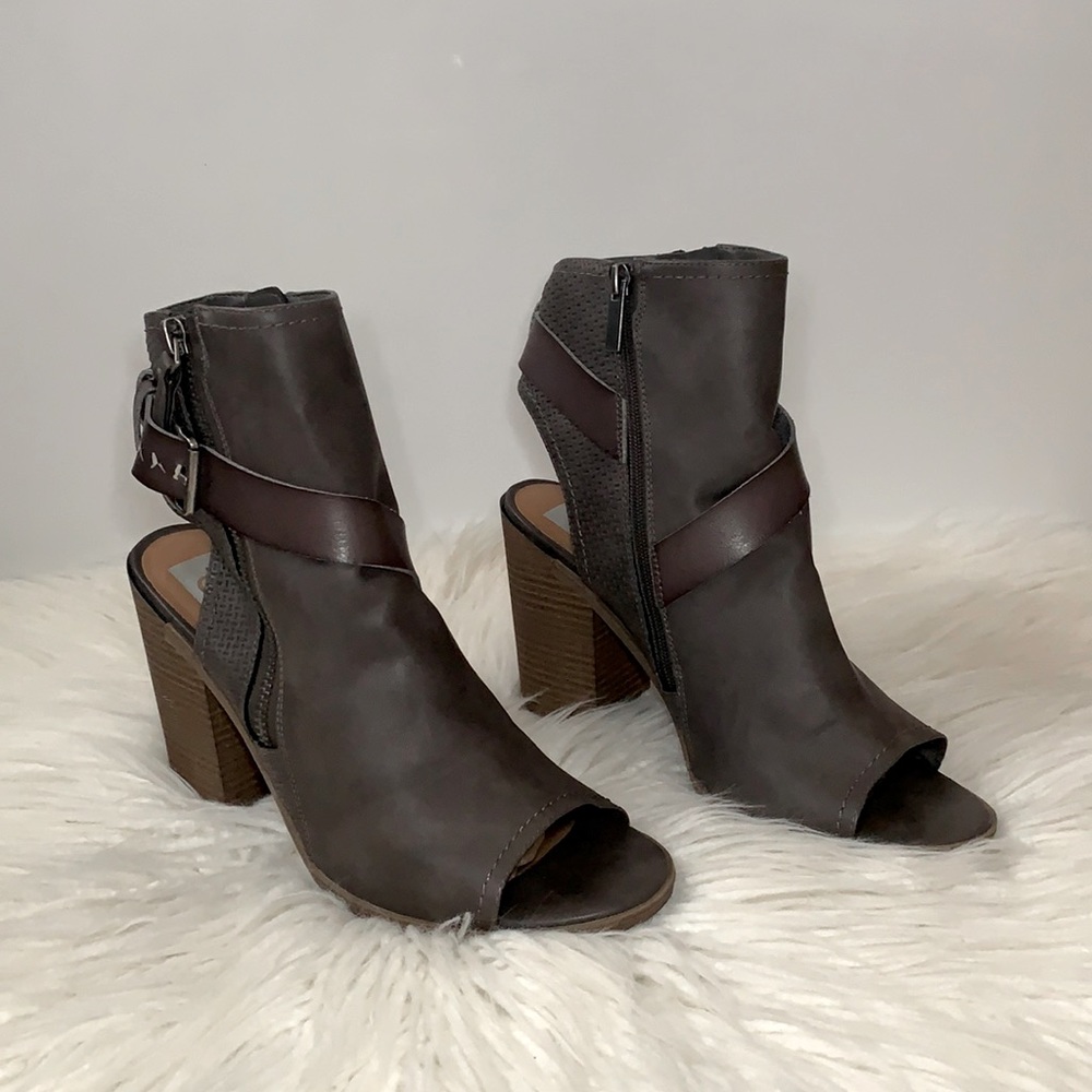 DV leather open toe chunky heel